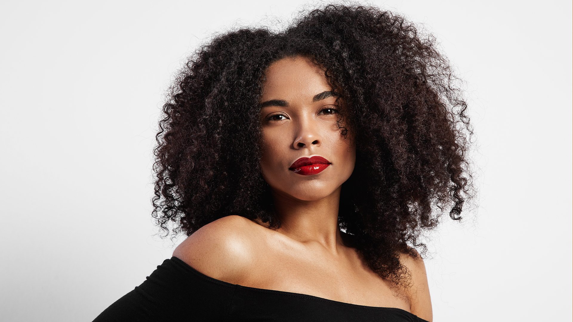 Articles - How to style curly hair: our insider secrets | SheaMoisture